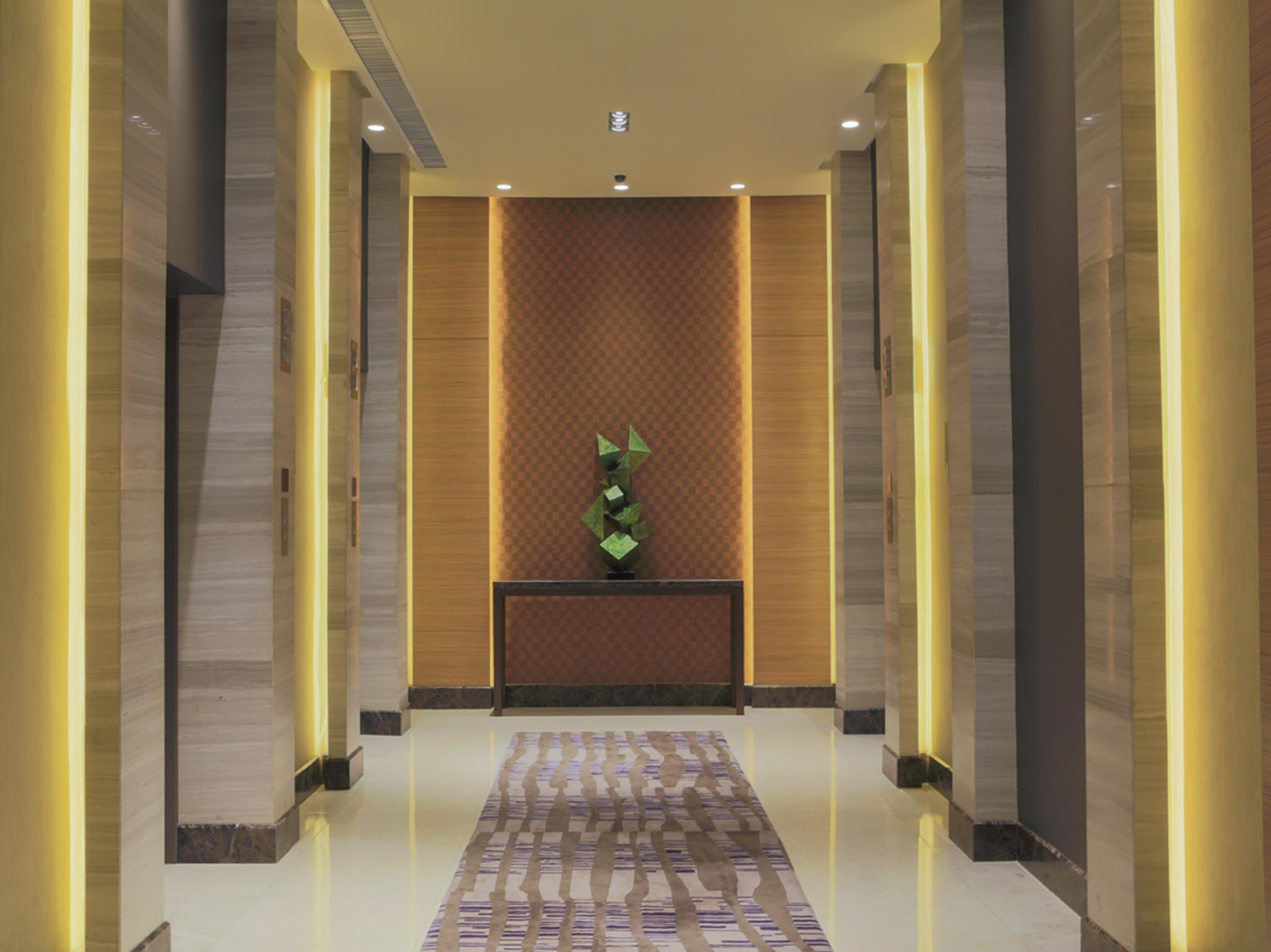 فندق هوليداي إن آند سويتس ماكاتي المظهر الخارجي الصورة The interior of the hotel