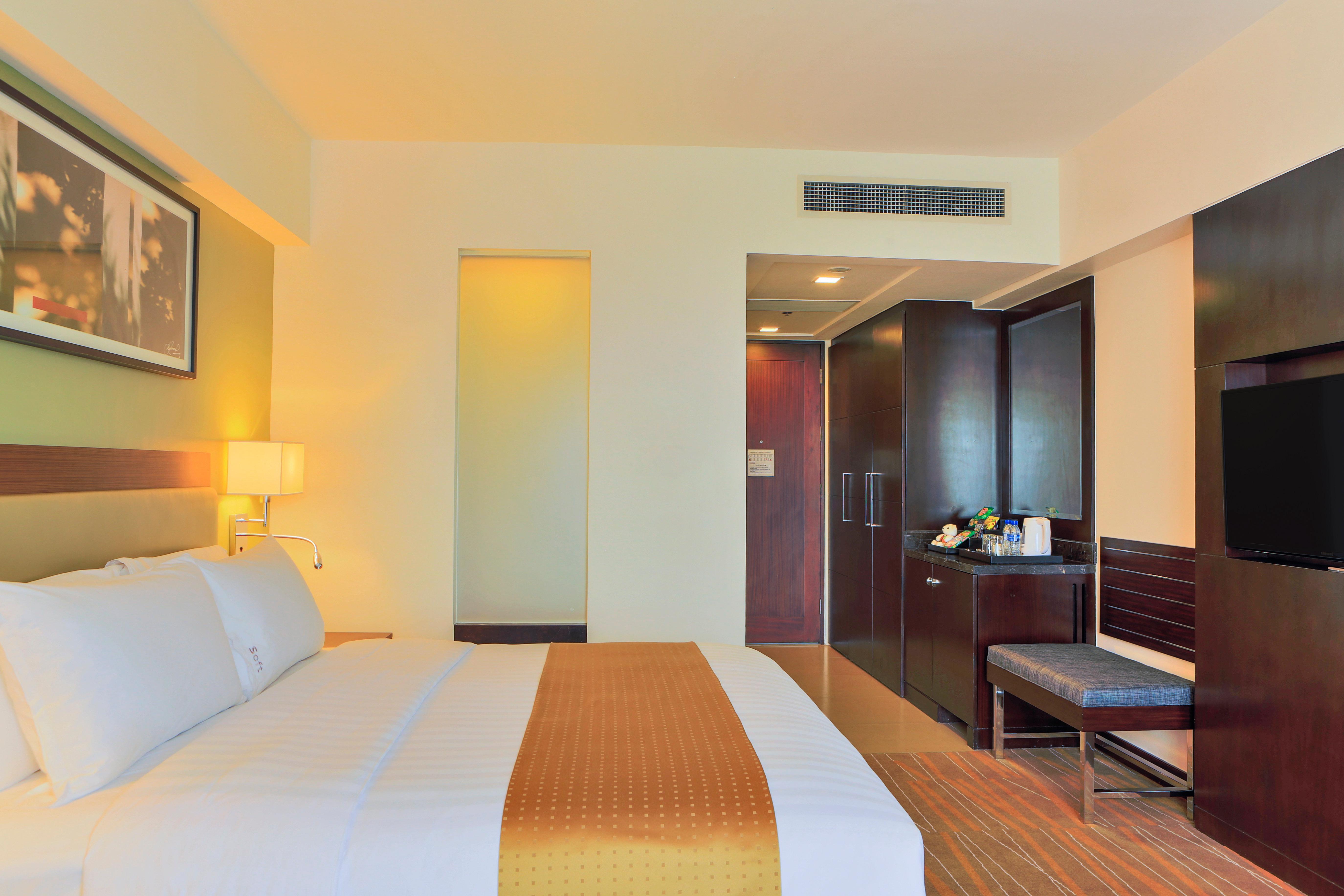 فندق هوليداي إن آند سويتس ماكاتي المظهر الخارجي الصورة A room at the hotel
