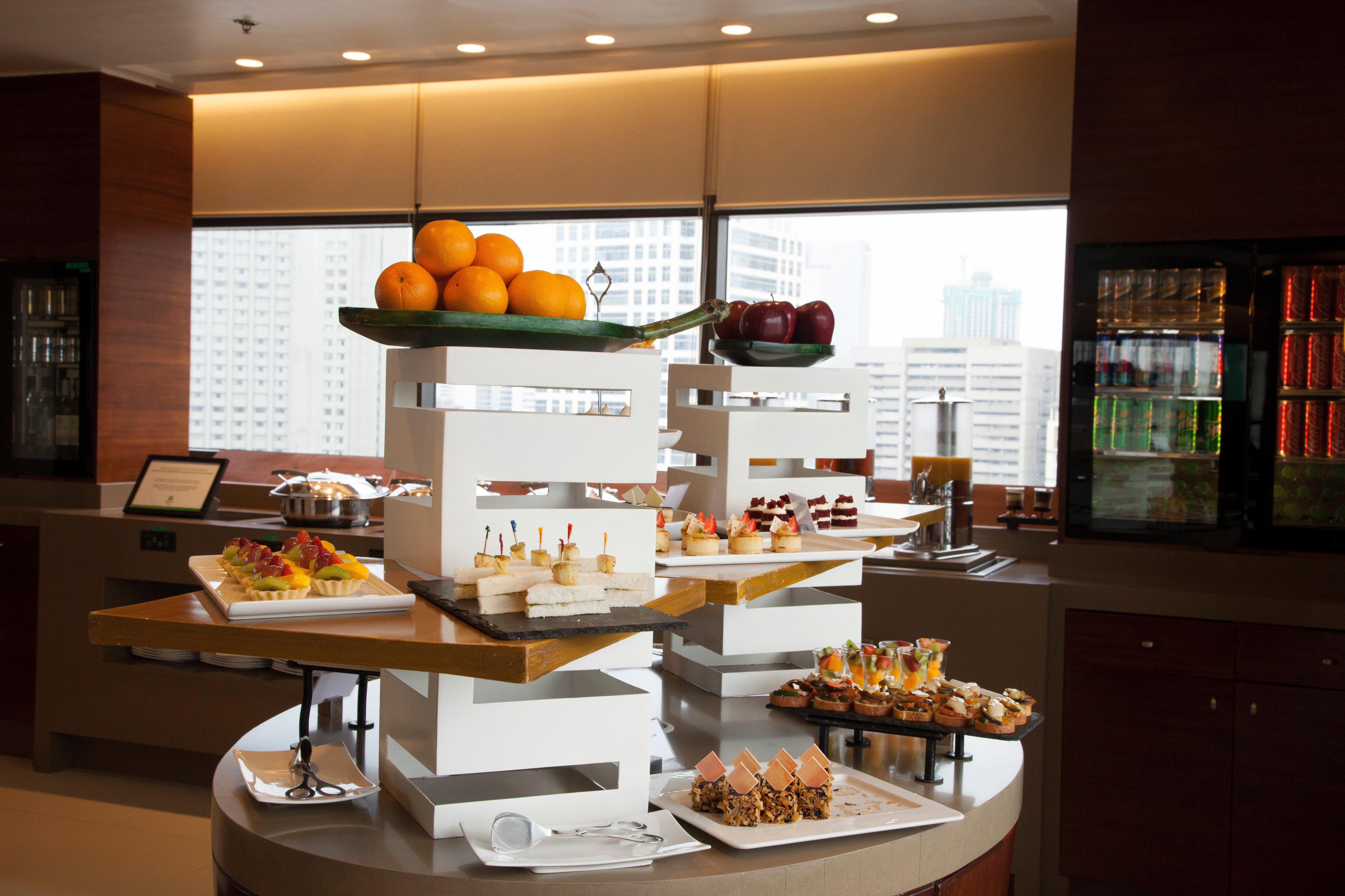 فندق هوليداي إن آند سويتس ماكاتي المظهر الخارجي الصورة A buffet at a hotel