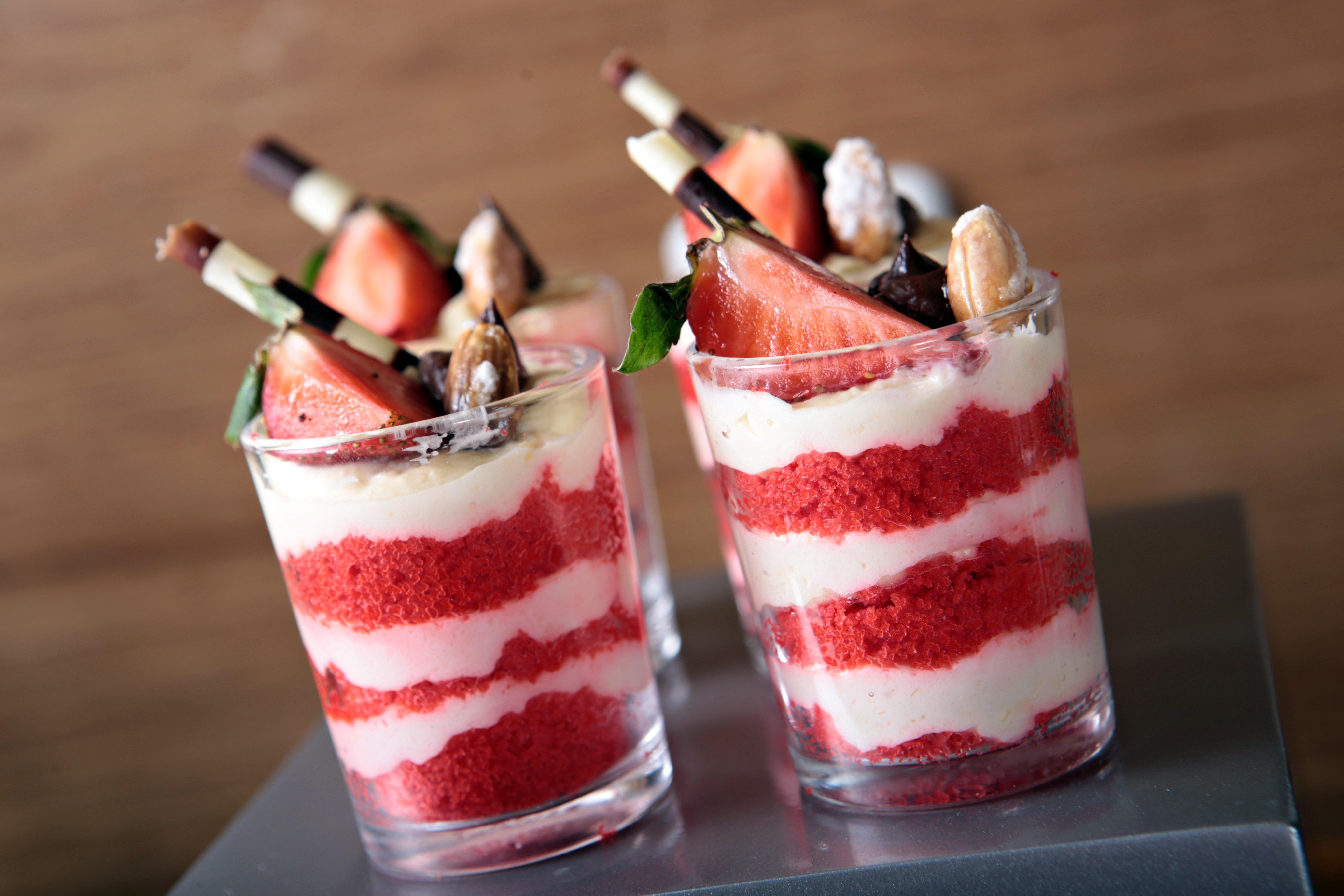 فندق هوليداي إن آند سويتس ماكاتي المظهر الخارجي الصورة A strawberry parfait