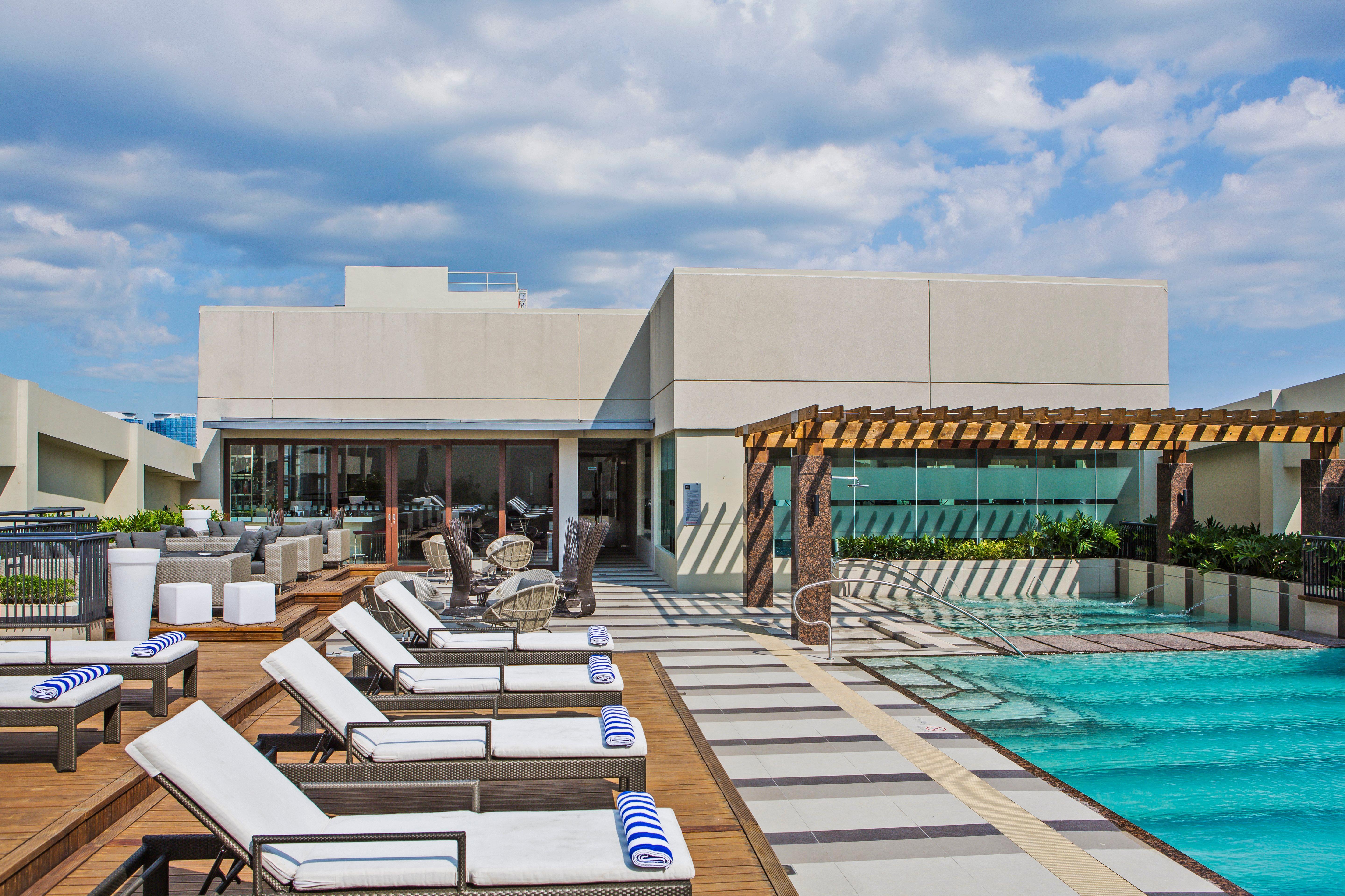 فندق هوليداي إن آند سويتس ماكاتي المظهر الخارجي الصورة Rooftop pool at the hotel