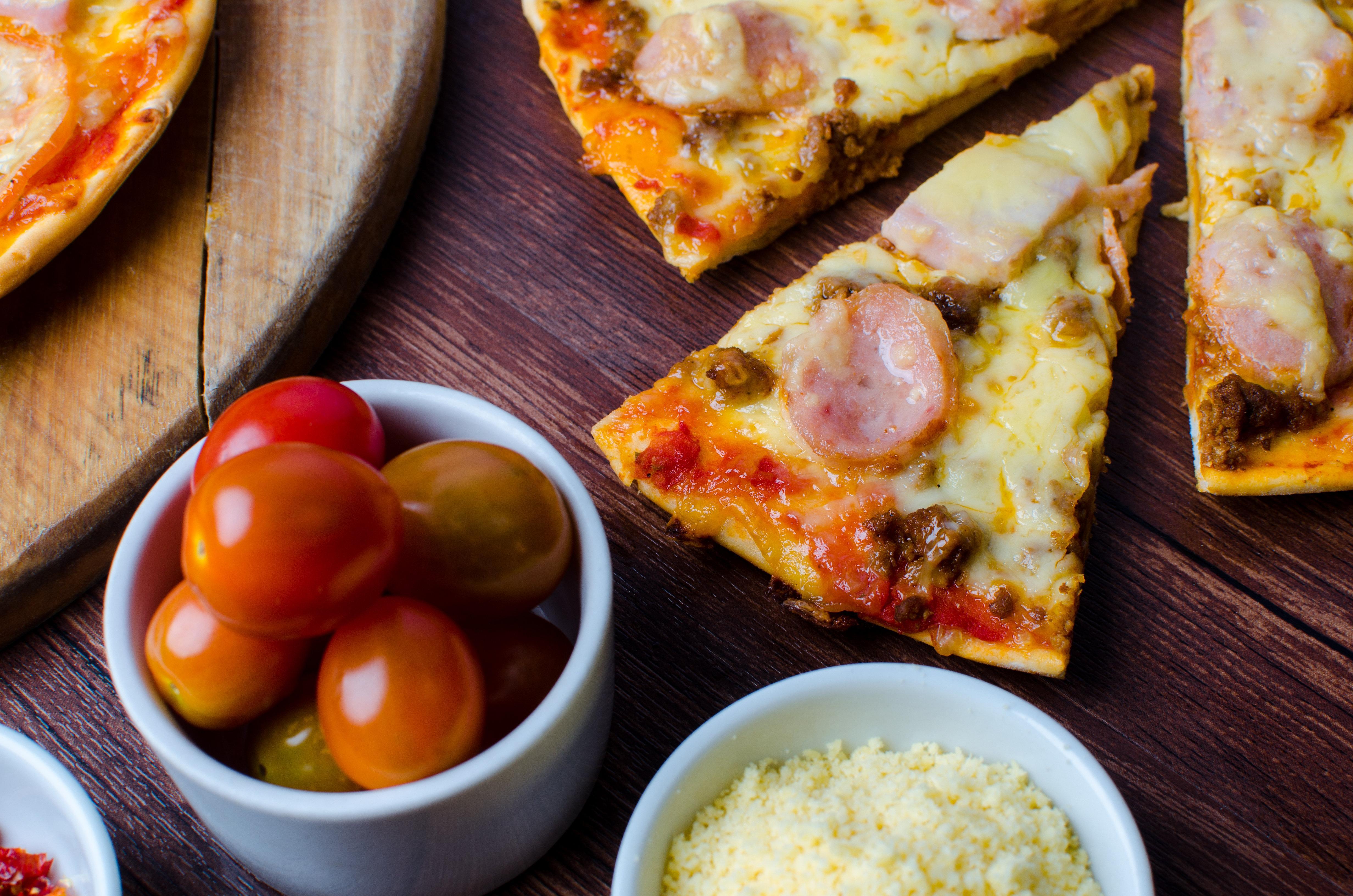 فندق هوليداي إن آند سويتس ماكاتي المظهر الخارجي الصورة A pizza with sausage and cheese