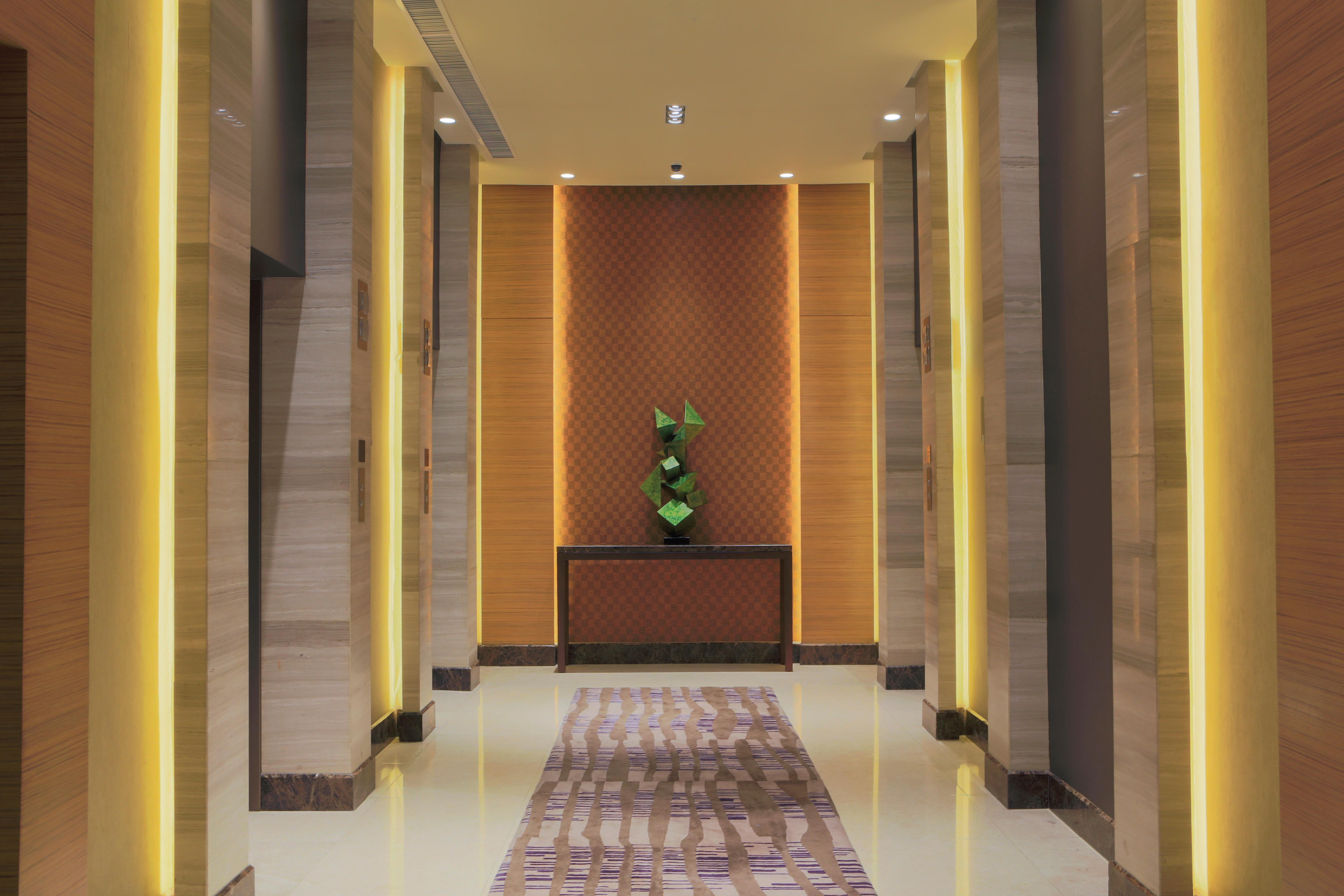 فندق هوليداي إن آند سويتس ماكاتي المظهر الخارجي الصورة The interior of the hotel