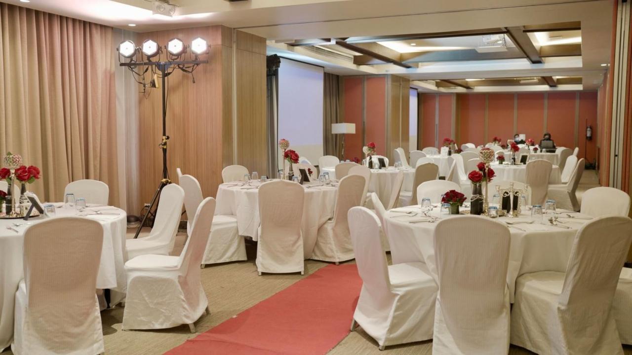 فندق هوليداي إن آند سويتس ماكاتي المظهر الخارجي الصورة A wedding reception