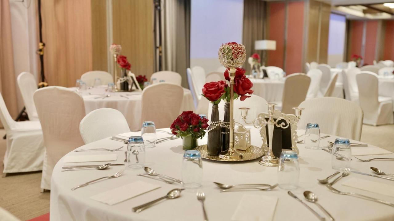 فندق هوليداي إن آند سويتس ماكاتي المظهر الخارجي الصورة A table set for a formal dinner