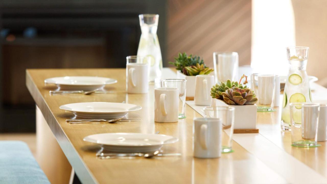 فندق هوليداي إن آند سويتس ماكاتي المظهر الخارجي الصورة Tableware