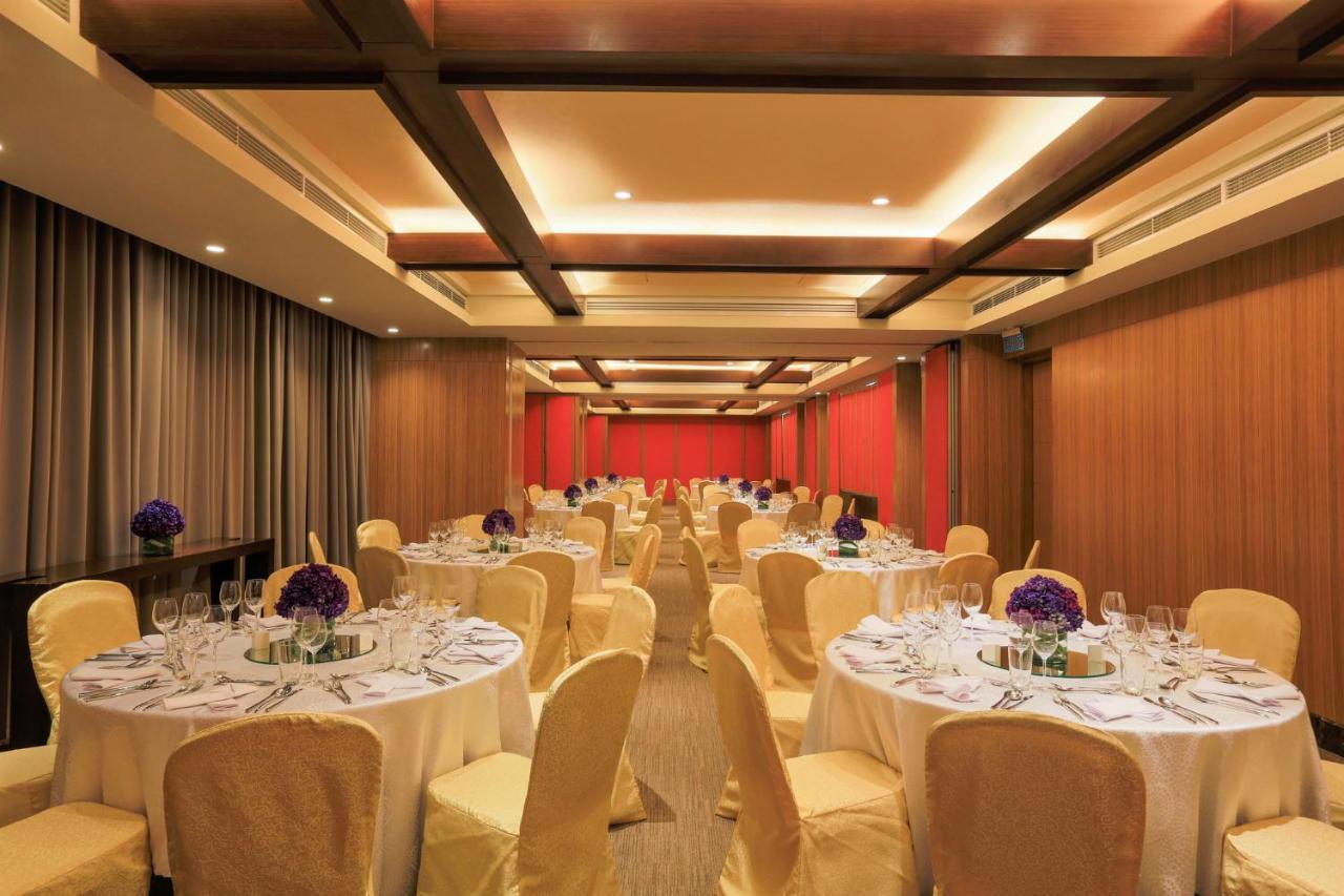 فندق هوليداي إن آند سويتس ماكاتي المظهر الخارجي الصورة The ballroom