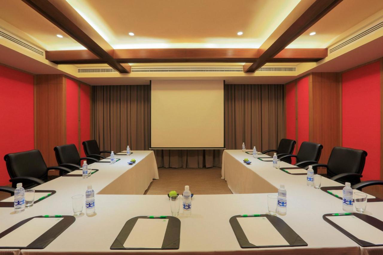فندق هوليداي إن آند سويتس ماكاتي المظهر الخارجي الصورة Meeting room