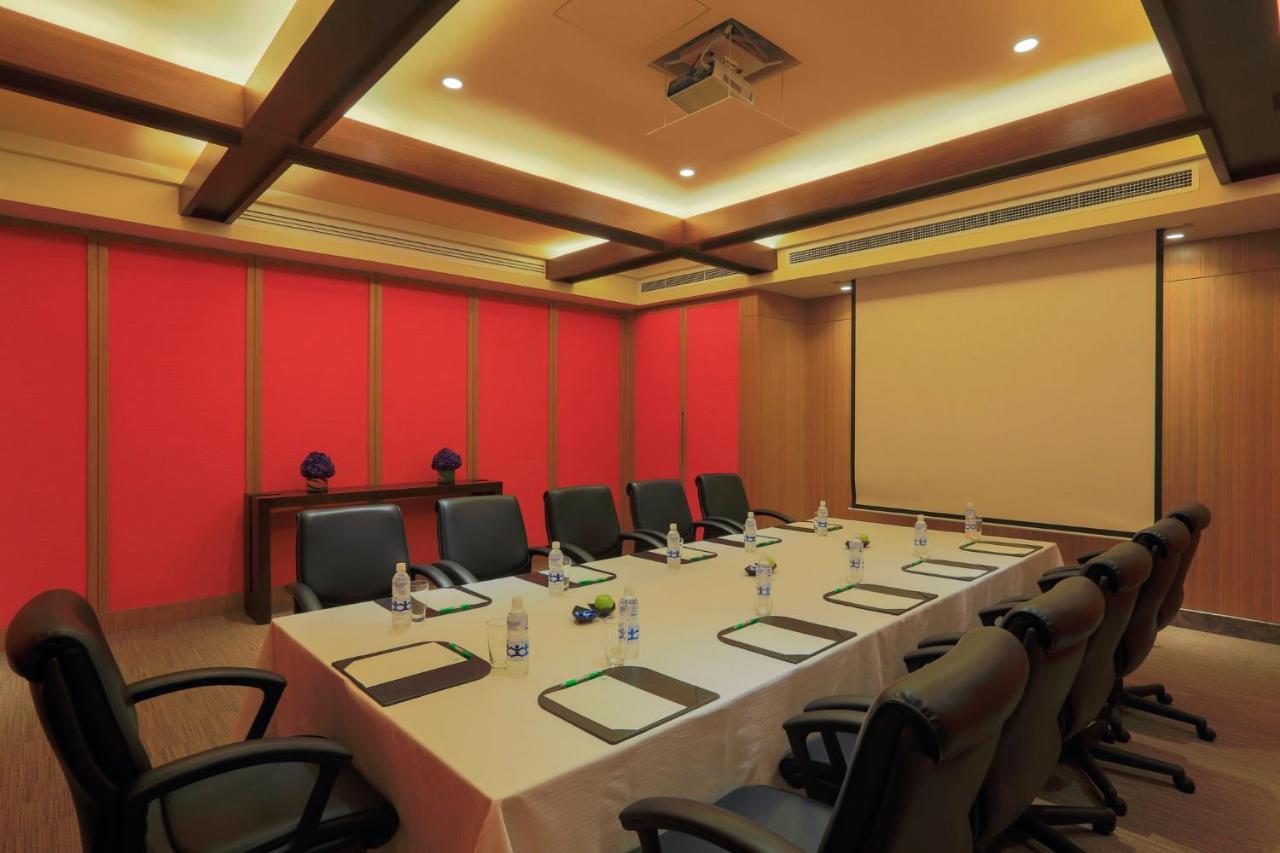 فندق هوليداي إن آند سويتس ماكاتي المظهر الخارجي الصورة Meeting room at the Taj Bengal