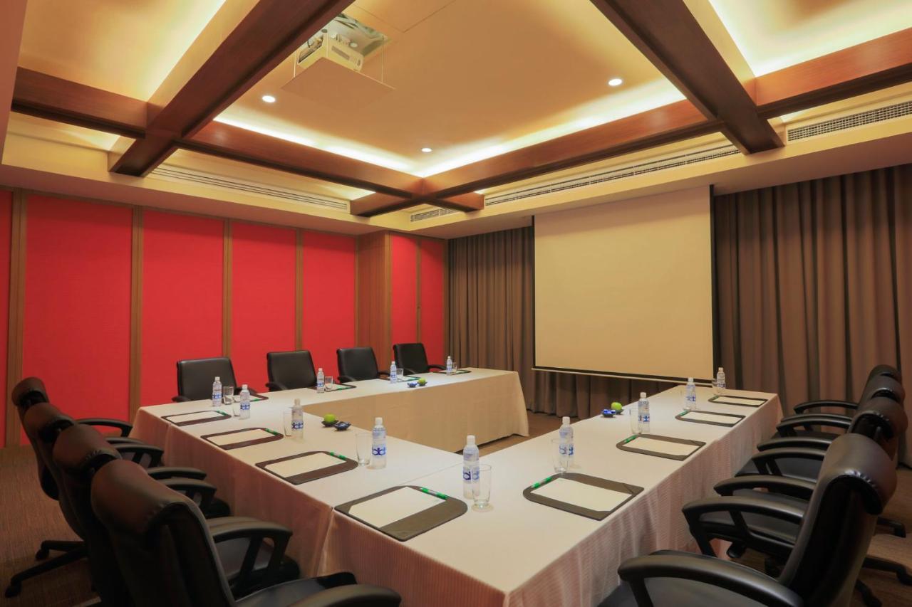 فندق هوليداي إن آند سويتس ماكاتي المظهر الخارجي الصورة Meeting room at the hotel