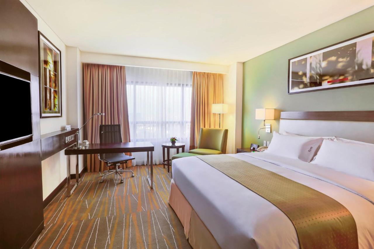 فندق هوليداي إن آند سويتس ماكاتي المظهر الخارجي الصورة A typical room at the hotel
