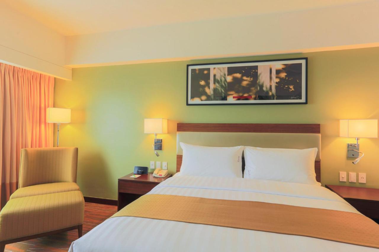 فندق هوليداي إن آند سويتس ماكاتي المظهر الخارجي الصورة A room at the hotel