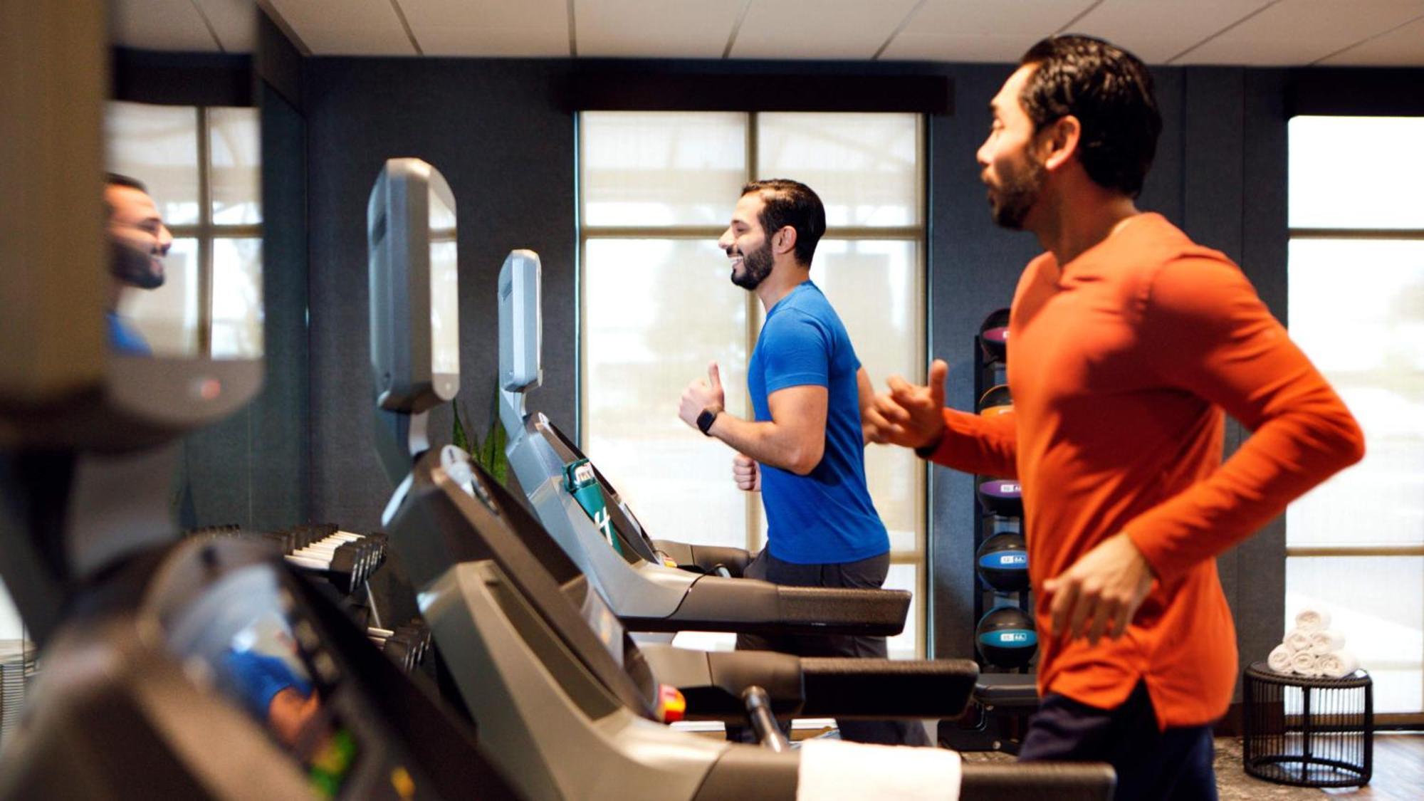 فندق هوليداي إن آند سويتس ماكاتي المظهر الخارجي الصورة Two men running on treadmills