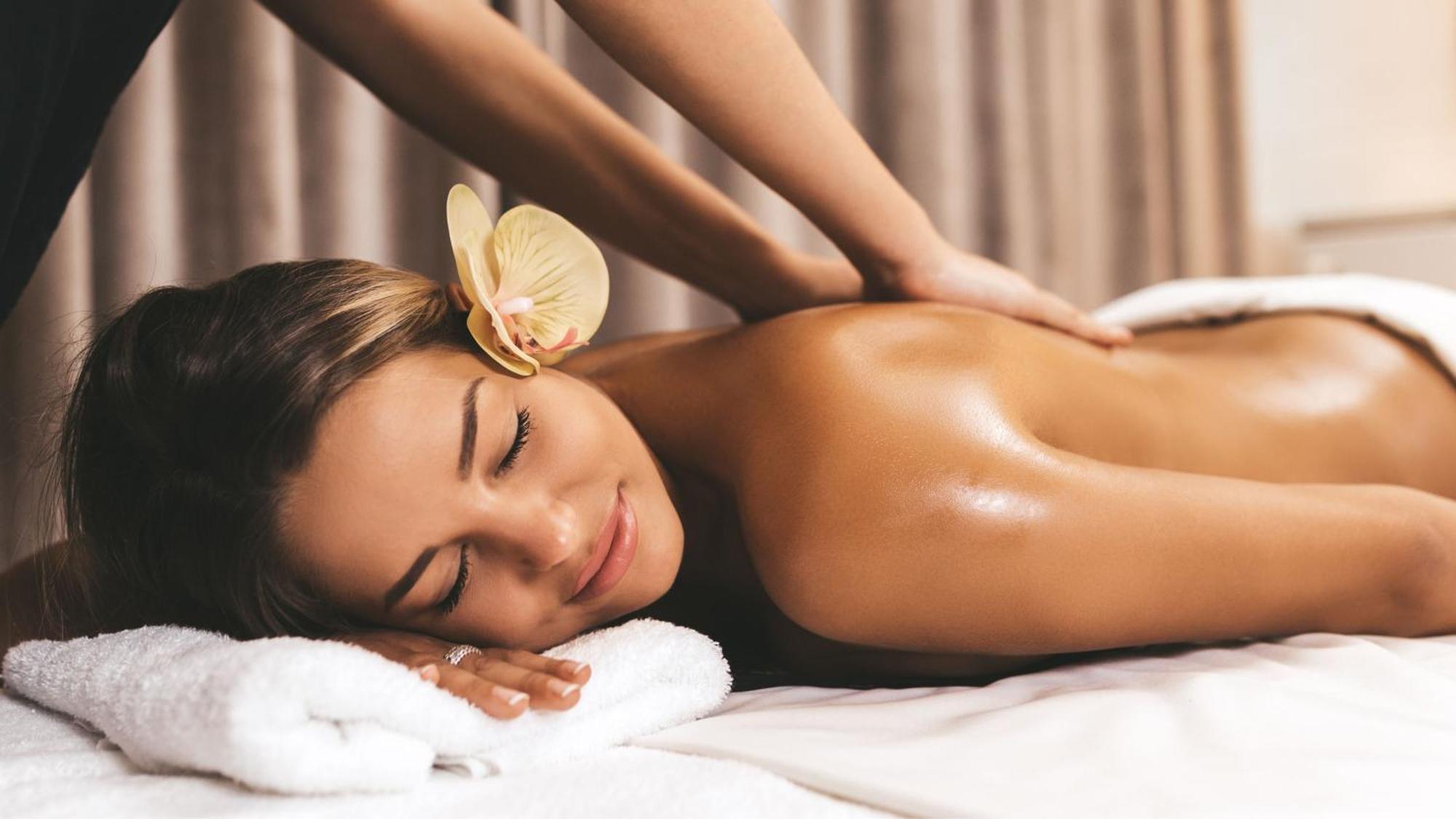 فندق هوليداي إن آند سويتس ماكاتي المظهر الخارجي الصورة A woman receiving a massage