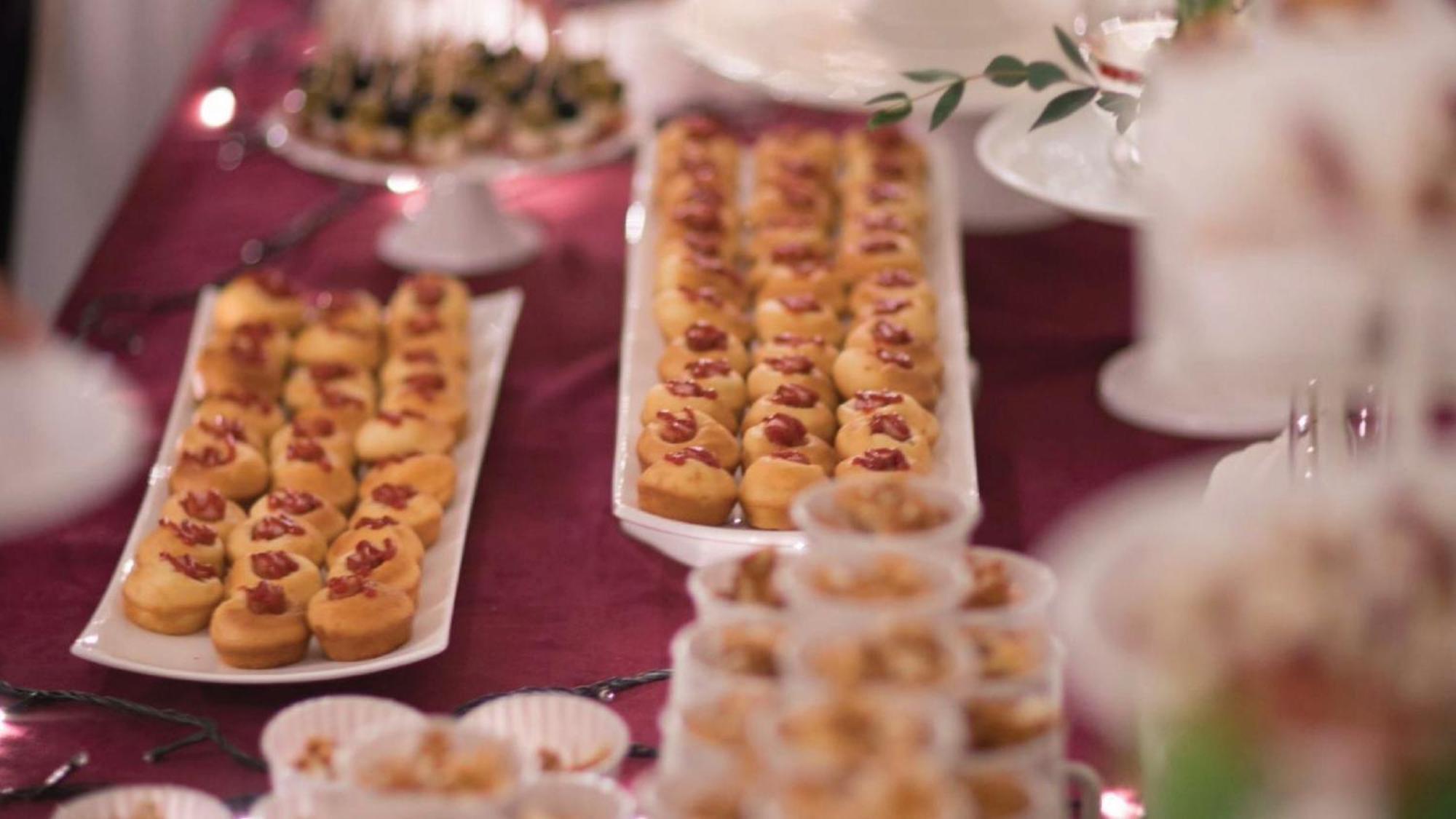 فندق هوليداي إن آند سويتس ماكاتي المظهر الخارجي الصورة A selection of petits fours