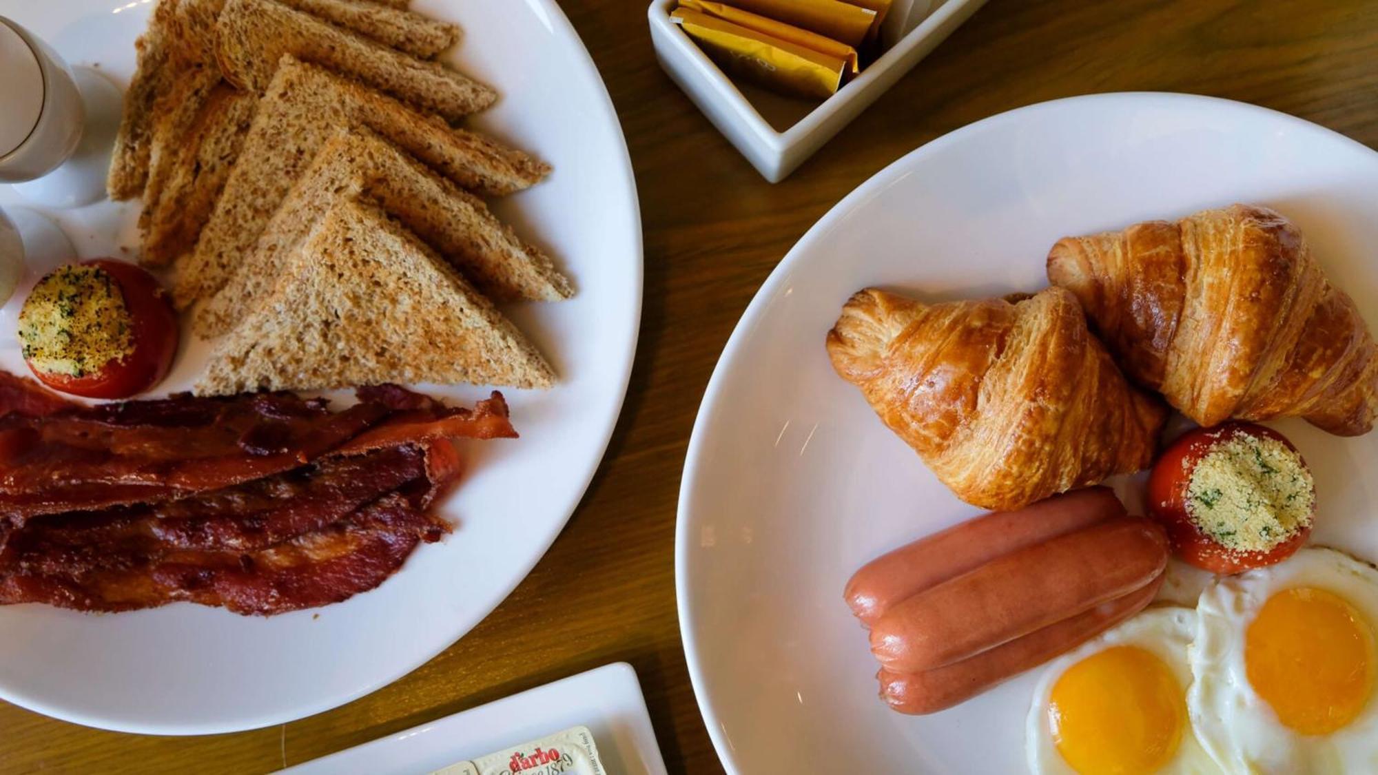 فندق هوليداي إن آند سويتس ماكاتي المظهر الخارجي الصورة Croissants and sausages