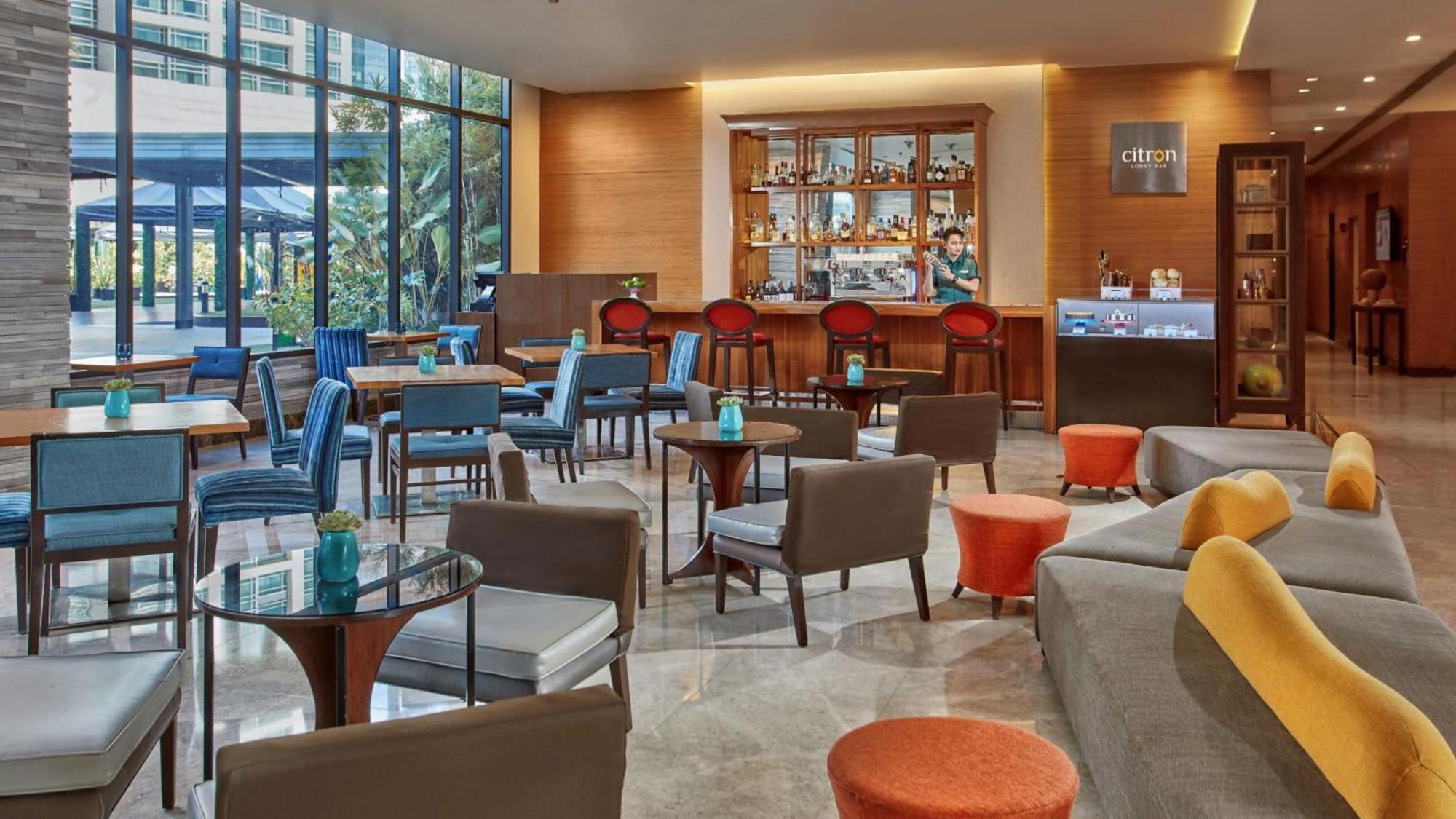 فندق هوليداي إن آند سويتس ماكاتي المظهر الخارجي الصورة The lounge at the hotel