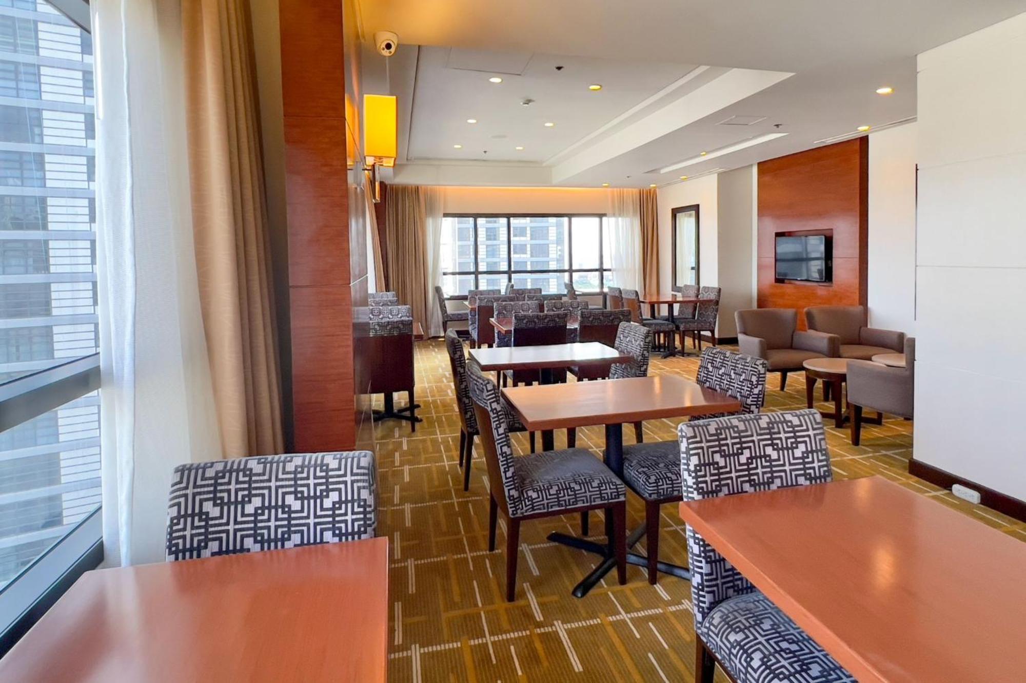 فندق هوليداي إن آند سويتس ماكاتي المظهر الخارجي الصورة Clubroom at the 100 North Main