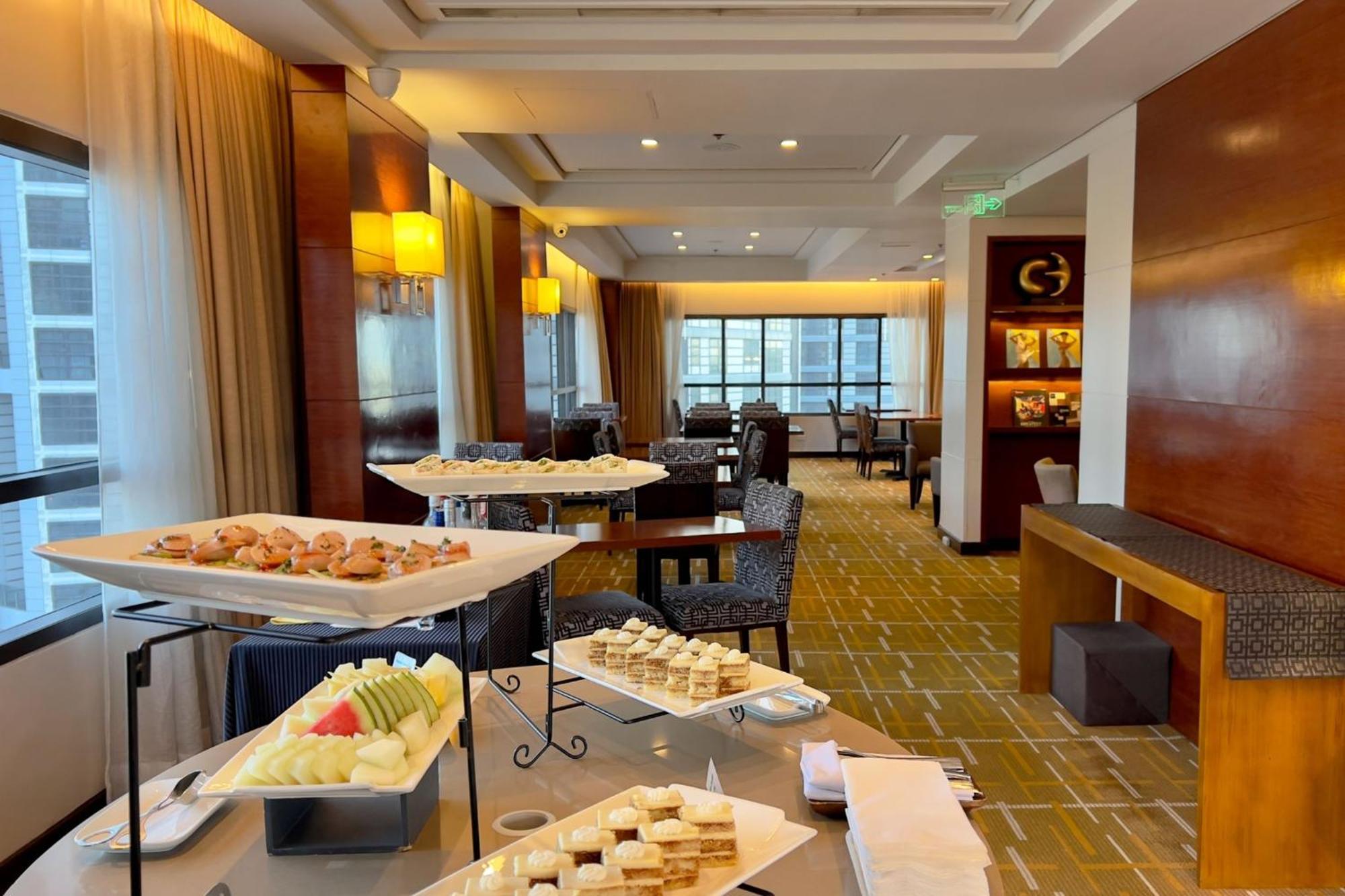 فندق هوليداي إن آند سويتس ماكاتي المظهر الخارجي الصورة The lounge at the airport