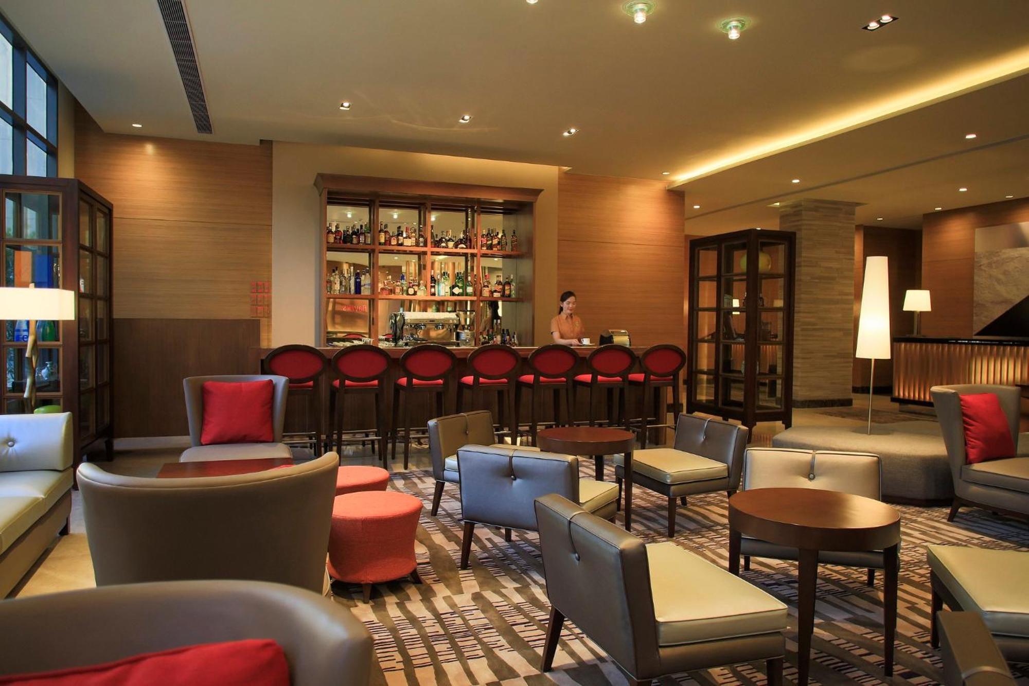 فندق هوليداي إن آند سويتس ماكاتي المظهر الخارجي الصورة The bar at the lobby