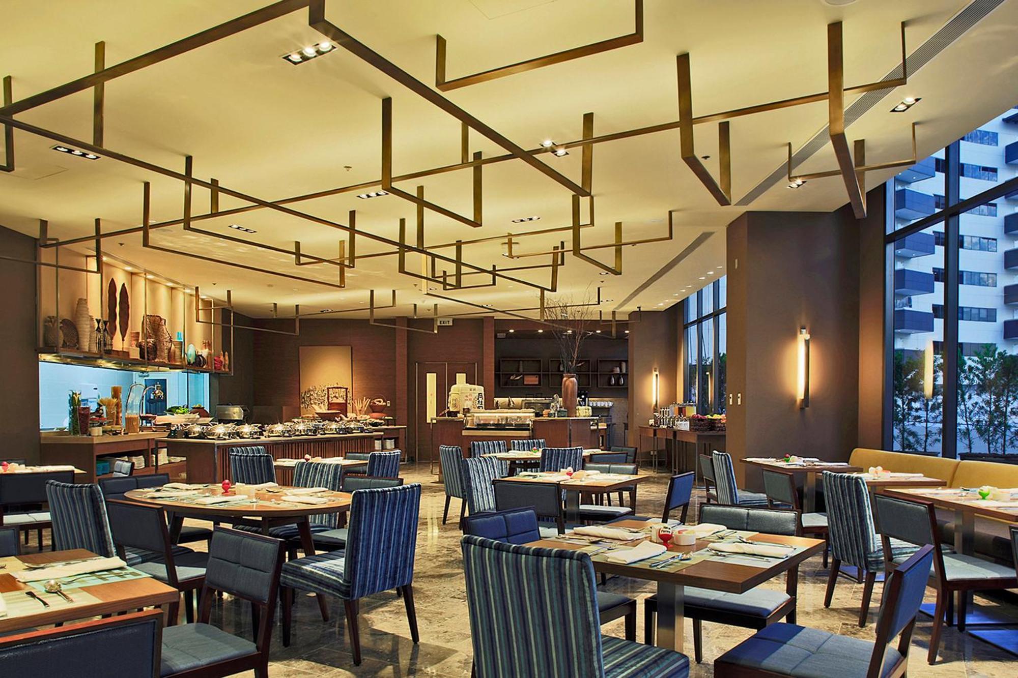 فندق هوليداي إن آند سويتس ماكاتي المظهر الخارجي الصورة The restaurant